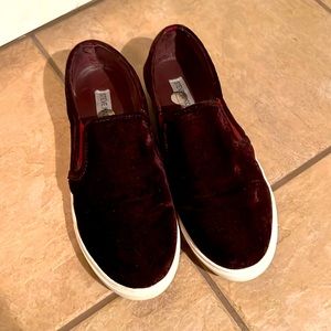 Steve Madden Crushed Velvet Slip-ons Size 9